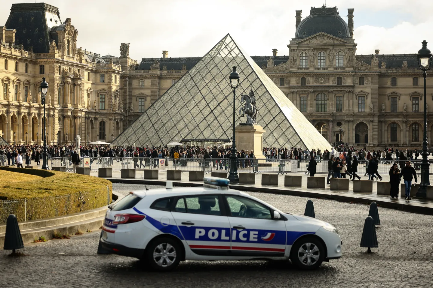 Uhapšene dvije osobe zbog pljačke dragulja u muzeju Louvre
