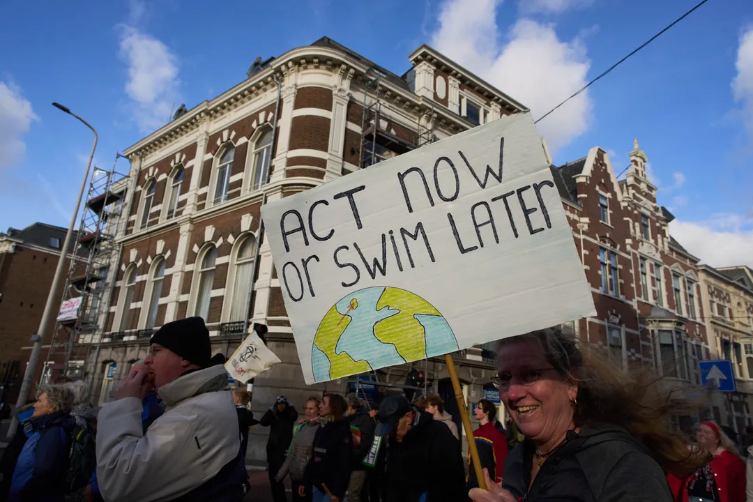 Tienduizenden mensen de straat op in Den Haag: "Klimaat hoort bovenaan de politieke agenda"