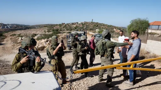 مستوطنون يواصلون تخريب أراضي الزيتون.. والاحتلال يصيب ويعتقل فلسطينيين بالضفة