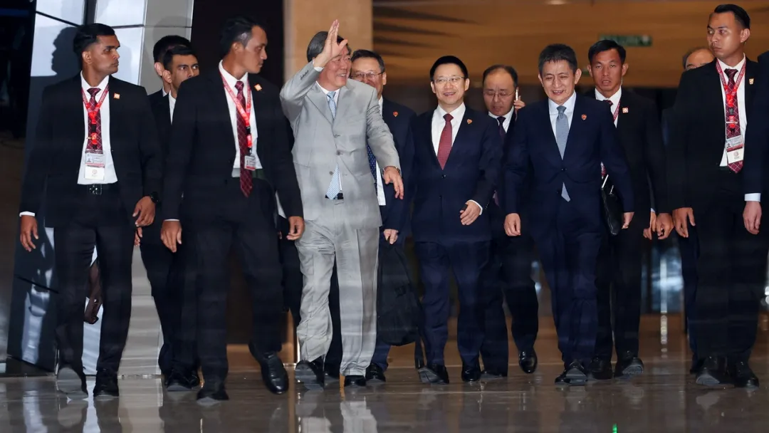 АКШ жана Кытай Трамптын Си менен жолугушуусунан мурун Малайзияда соода сүйлөшүүлөрүн кайра баштады