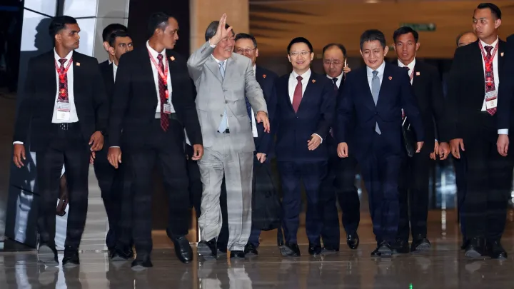 АКШ жана Кытай Трамптын Си менен жолугушуусунан мурун Малайзияда соода сүйлөшүүлөрүн кайра баштады