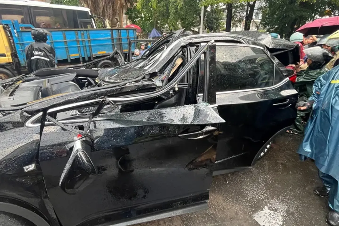 Pengemudi Lexus tewas tertimpa pohon tumbang di Pondok Indah saat hujan deras