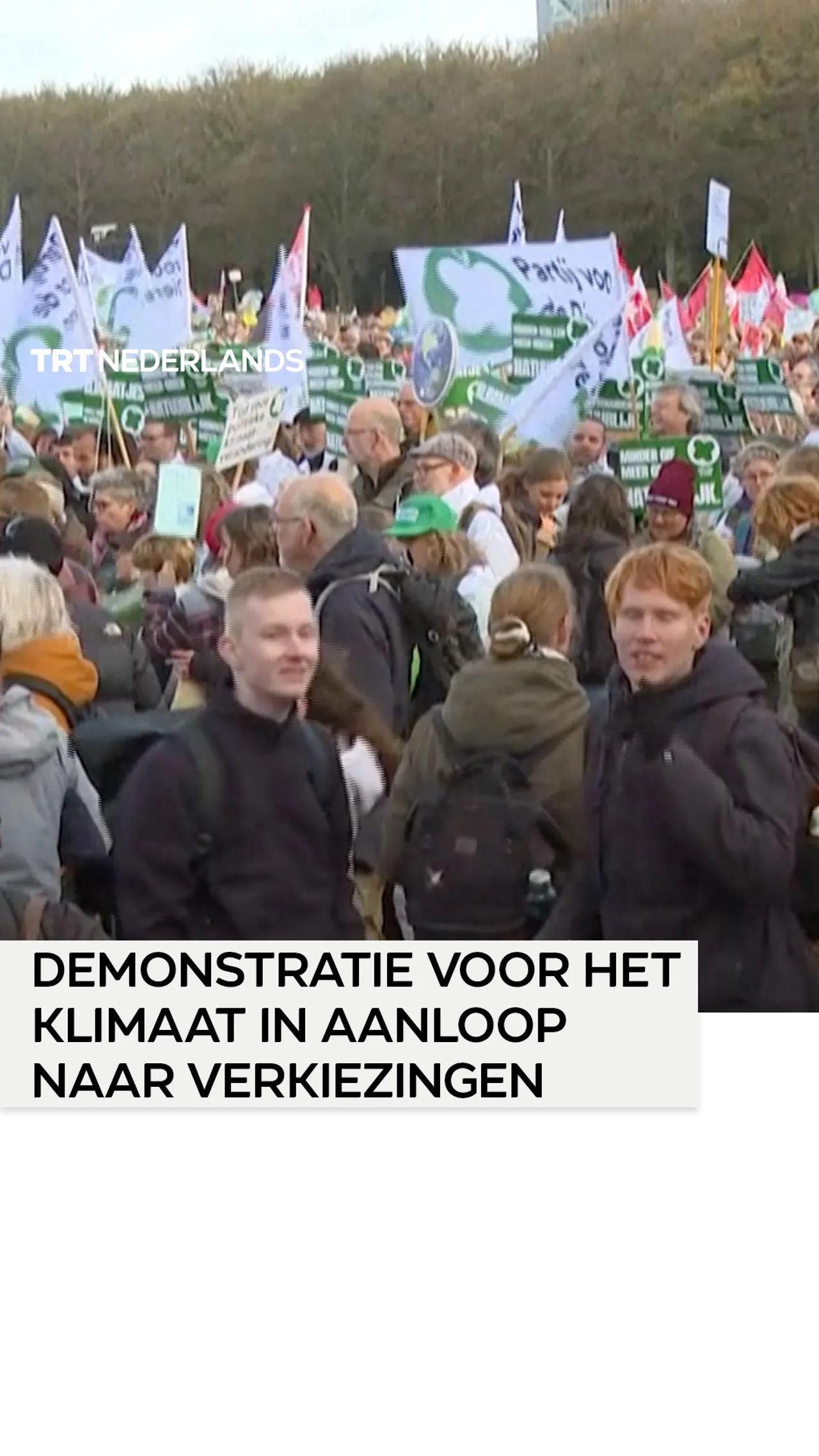 Grote groep demonstreert voor het klimaat in aanloop naar de Nederlandse verkiezingen