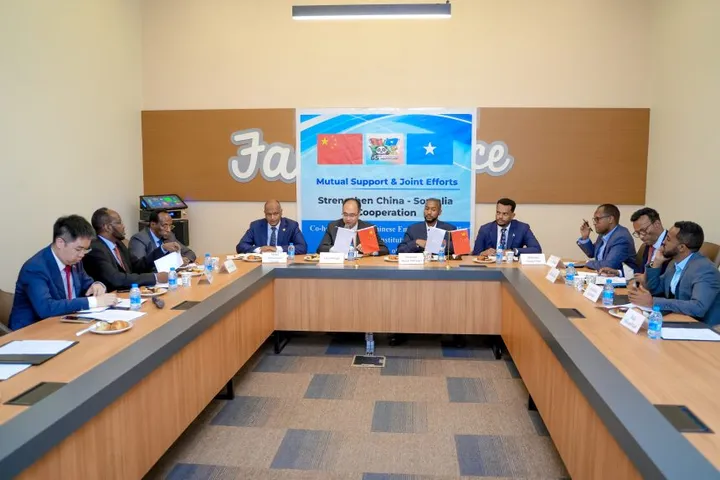 Soomaaliya iyo Shiinaha oo yeeshay kulan heer sare ah oo lagu xoojinayo iskaashiga labo geesoodka ah