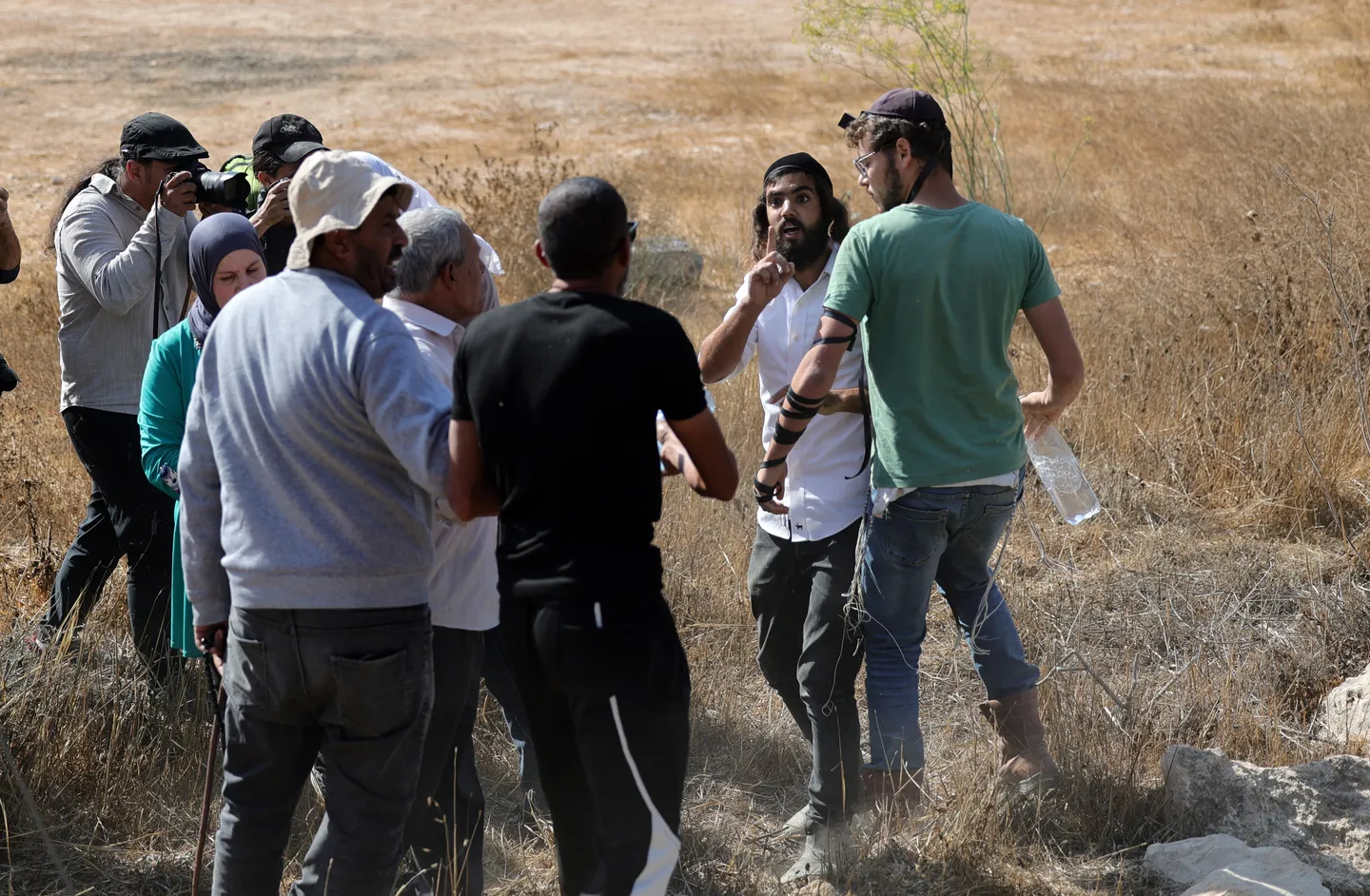 האלימות בגדה המערבית גוברת: מתנחלים יהודים מגבירים את ההתקפות נגד פלסטינים