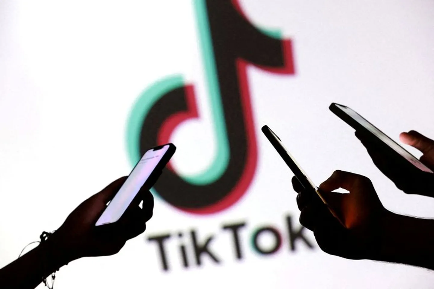 Europese Commissie beschuldigt Meta en TikTok van schending digitale regels (DSA)