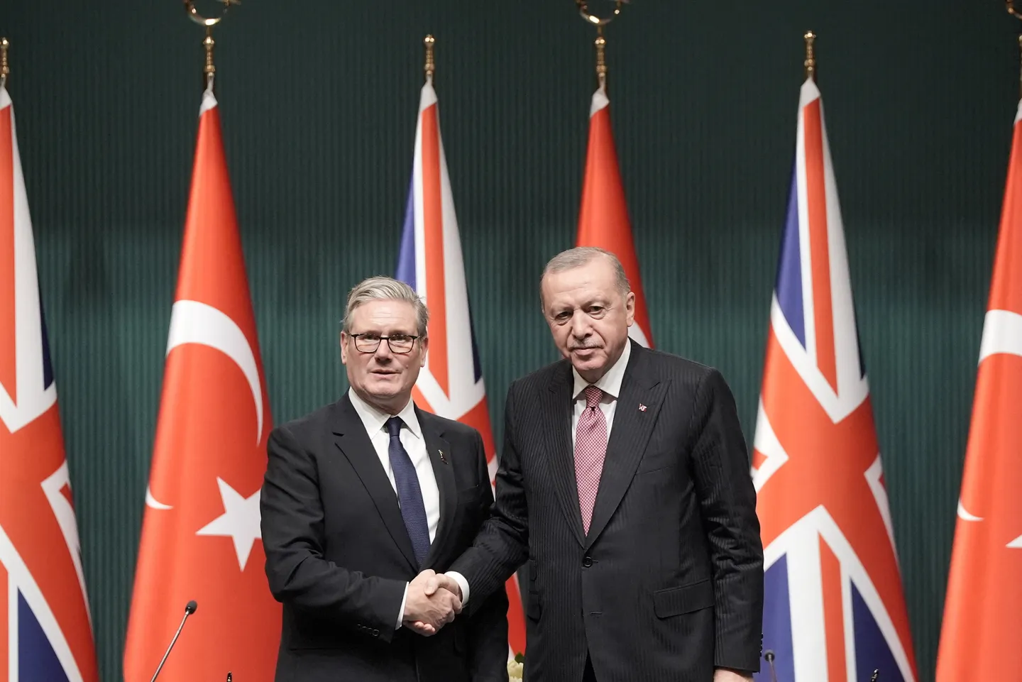 Президент Эрдоган Улуу Британиянын премьер-министри Стармерди расмий азем менен тосуп алды