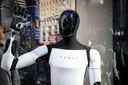 Tesla stellt humanoiden Roboter „Optimus“ in Berlin vor