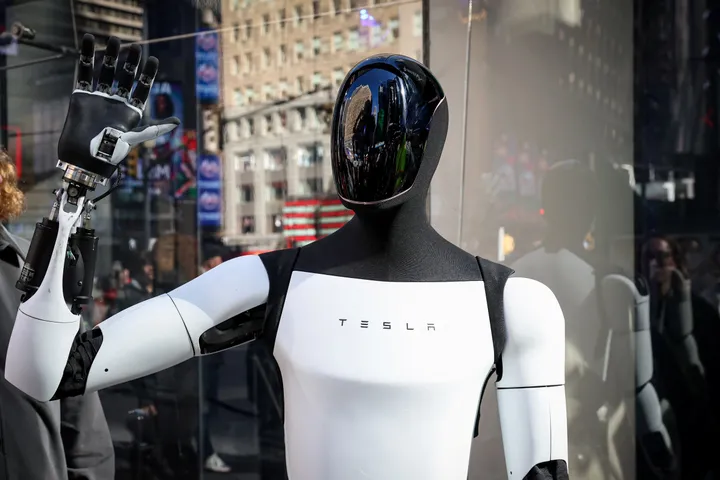 Tesla stellt humanoiden Roboter „Optimus“ in Berlin vor