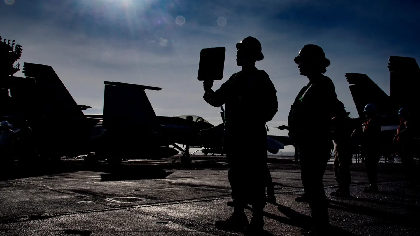 Duas aeronaves da Marinha dos EUA despenham-se no Mar da China Meridional em 30 minutos