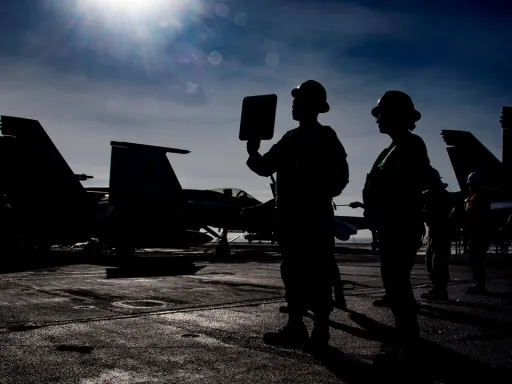 Duas aeronaves da Marinha dos EUA despenham-se no Mar da China Meridional em 30 minutos