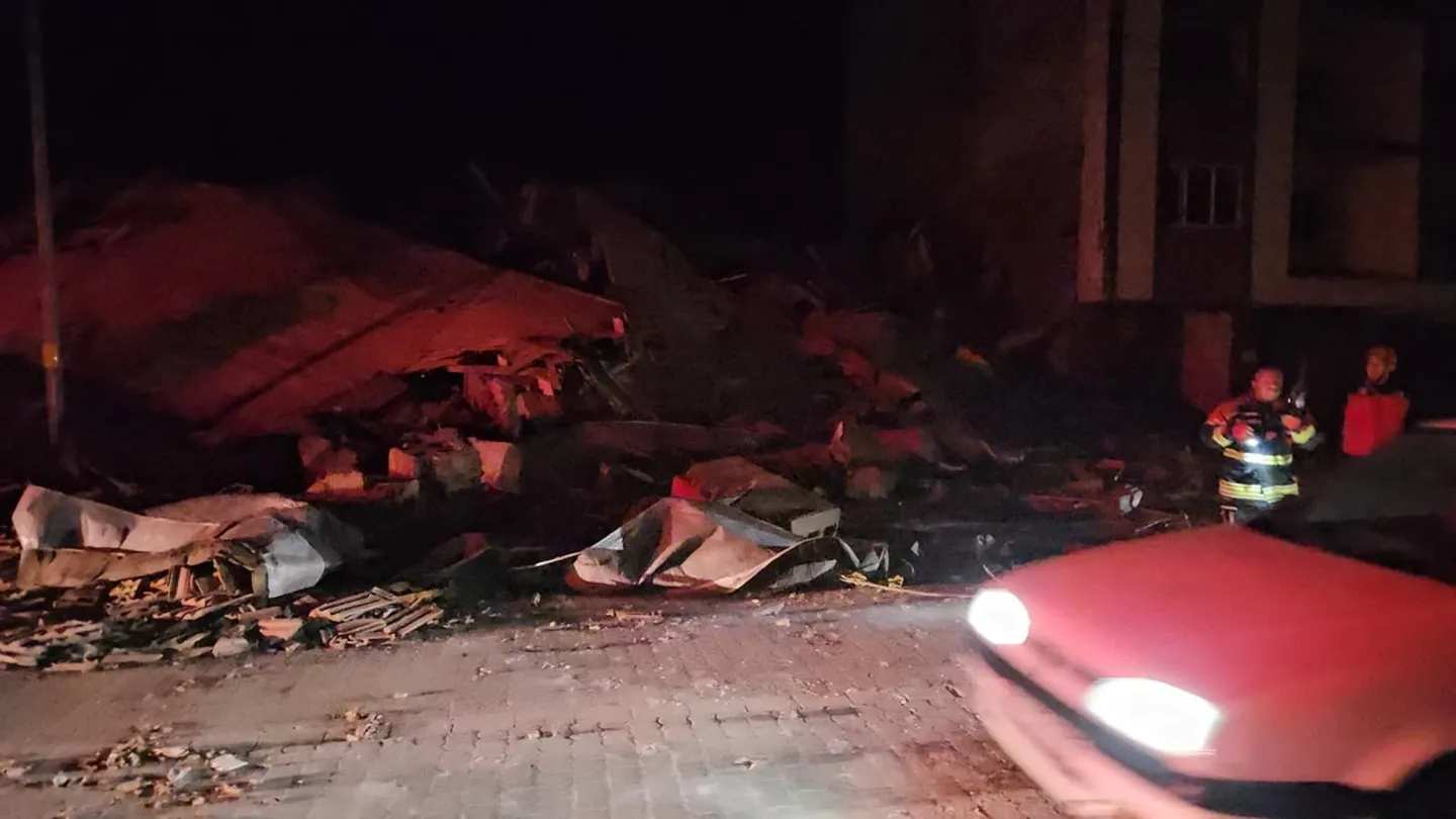 انهيار 3 مبانٍ جراء زلزال بقوة 6.1 درجة هزّ ولاية باليكسير غربي تركيا