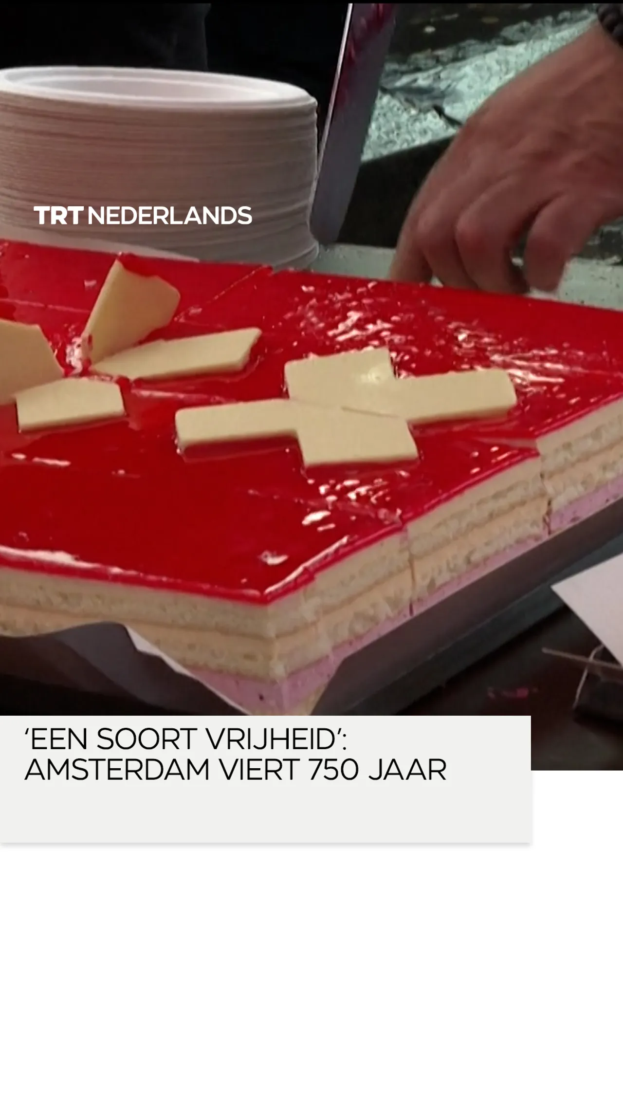 Honderden verzamelen zich in Amsterdam om 750 jaar Amsterdam te vieren met een taart van 75 meter