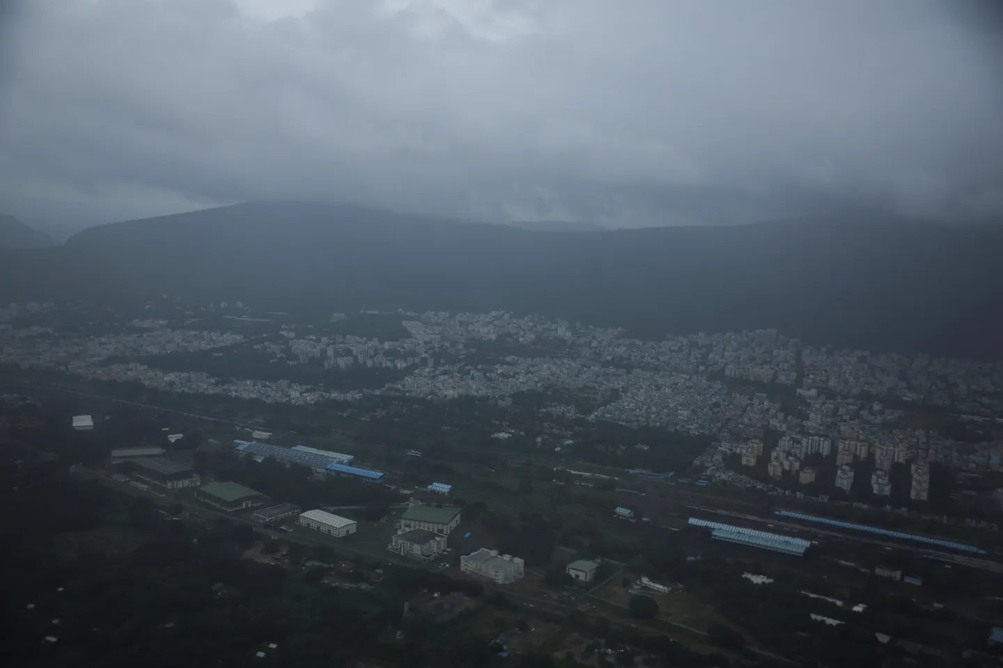 भारत के पूर्वी तट पर चक्रवात मोन्था के खतरे के बीच हजारों लोग सुरक्षित स्थानों पर पहुंचे