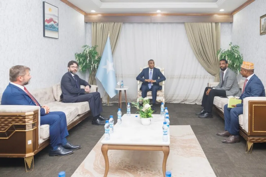 Ra’iisul Wasaaraha Soomaaliya Xamza Cabdi Barre oo la kulmay Safiirka Turkiga iyo shirkadda Favori