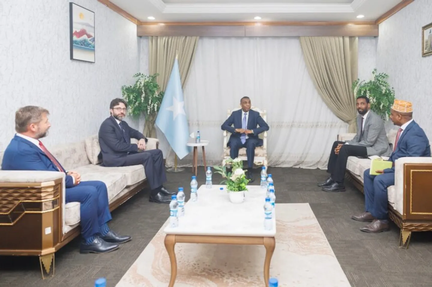 Ra’iisul Wasaaraha Soomaaliya Xamza Cabdi Barre oo la kulmay Safiirka Turkiga iyo shirkadda Favori