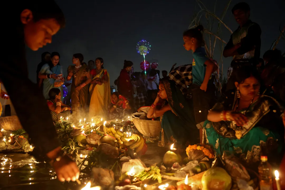 भारतीय नदी में जहरीले झाग की अनुपस्थिति से हिंदू श्रद्धालु प्रसन्न
