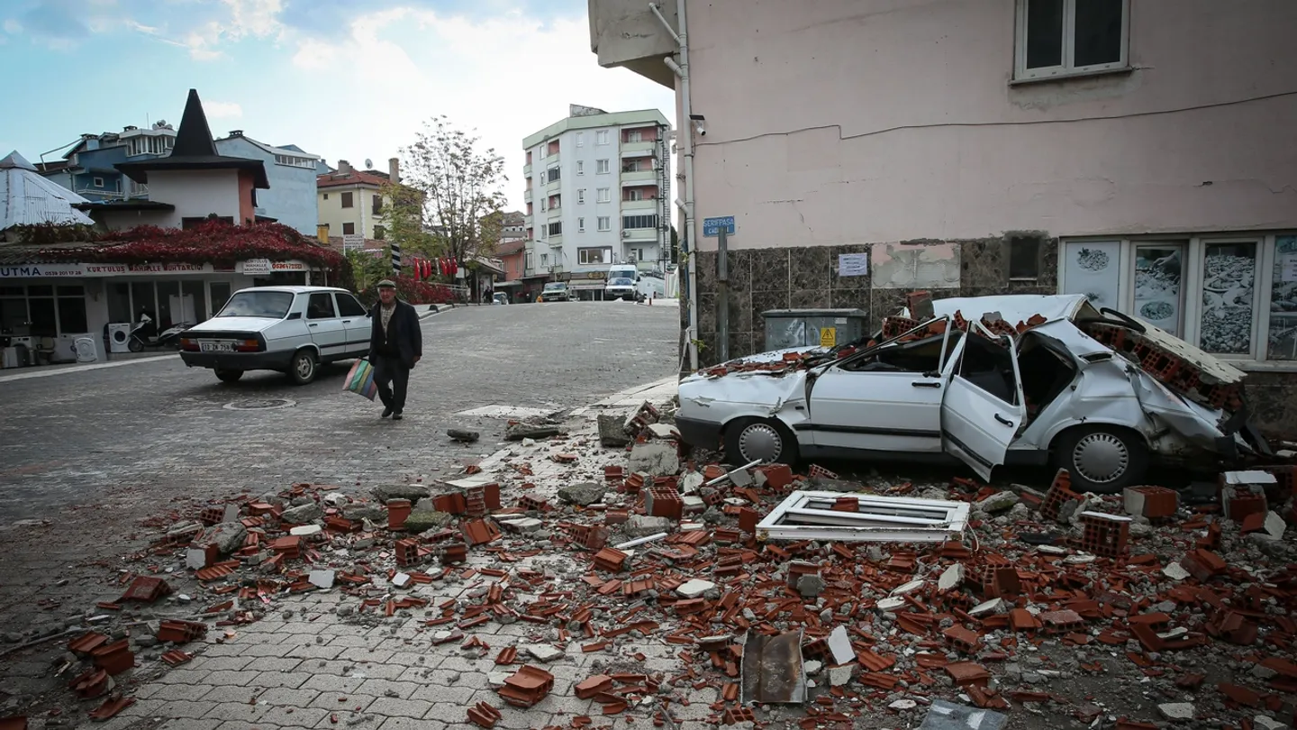 وزير الداخلية التركي يؤكد عدم وقوع خسائر بشرية عقب زلزال باليكسير