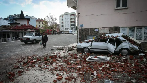 وزير الداخلية التركي يؤكد عدم وقوع خسائر بشرية عقب زلزال باليكسير