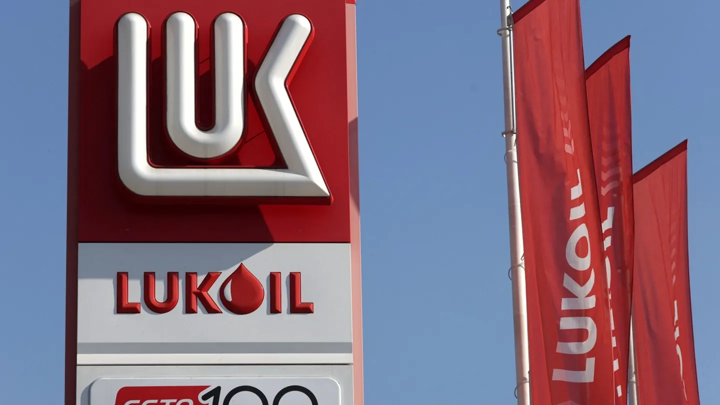 A empresa russa Lukoil vai vender ativos estrangeiros após novas sanções dos EUA e Reino Unido