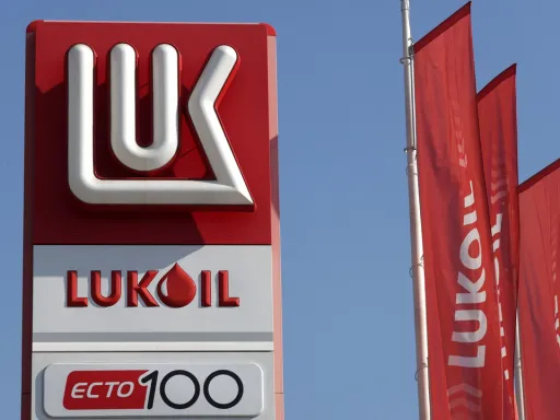 A empresa russa Lukoil vai vender ativos estrangeiros após novas sanções dos EUA e Reino Unido