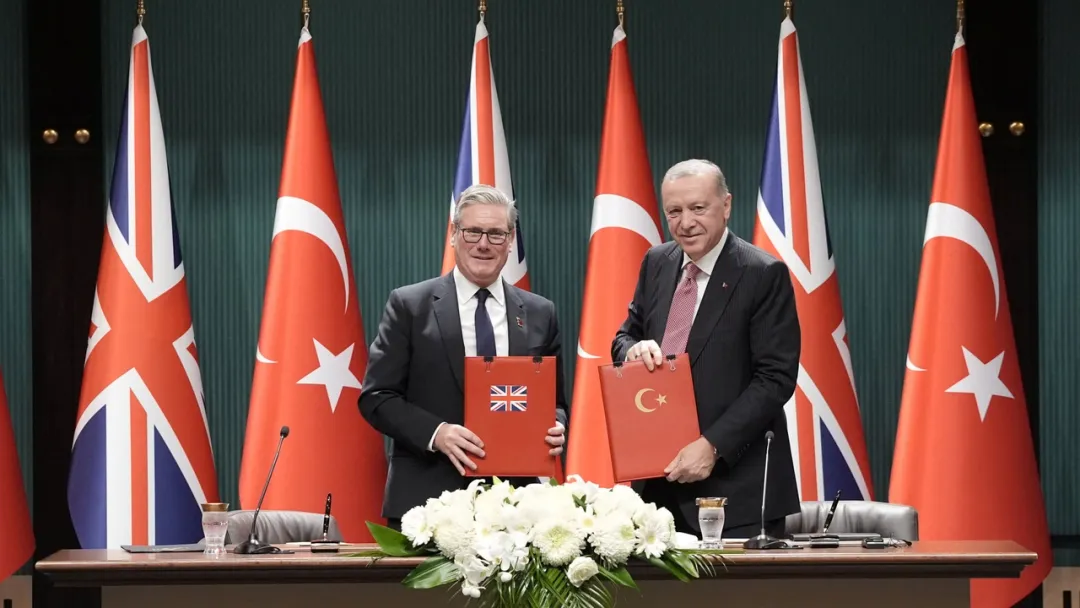 Erdogan e Starmer assinam acordo para aquisição do caça Eurofighter Typhoon