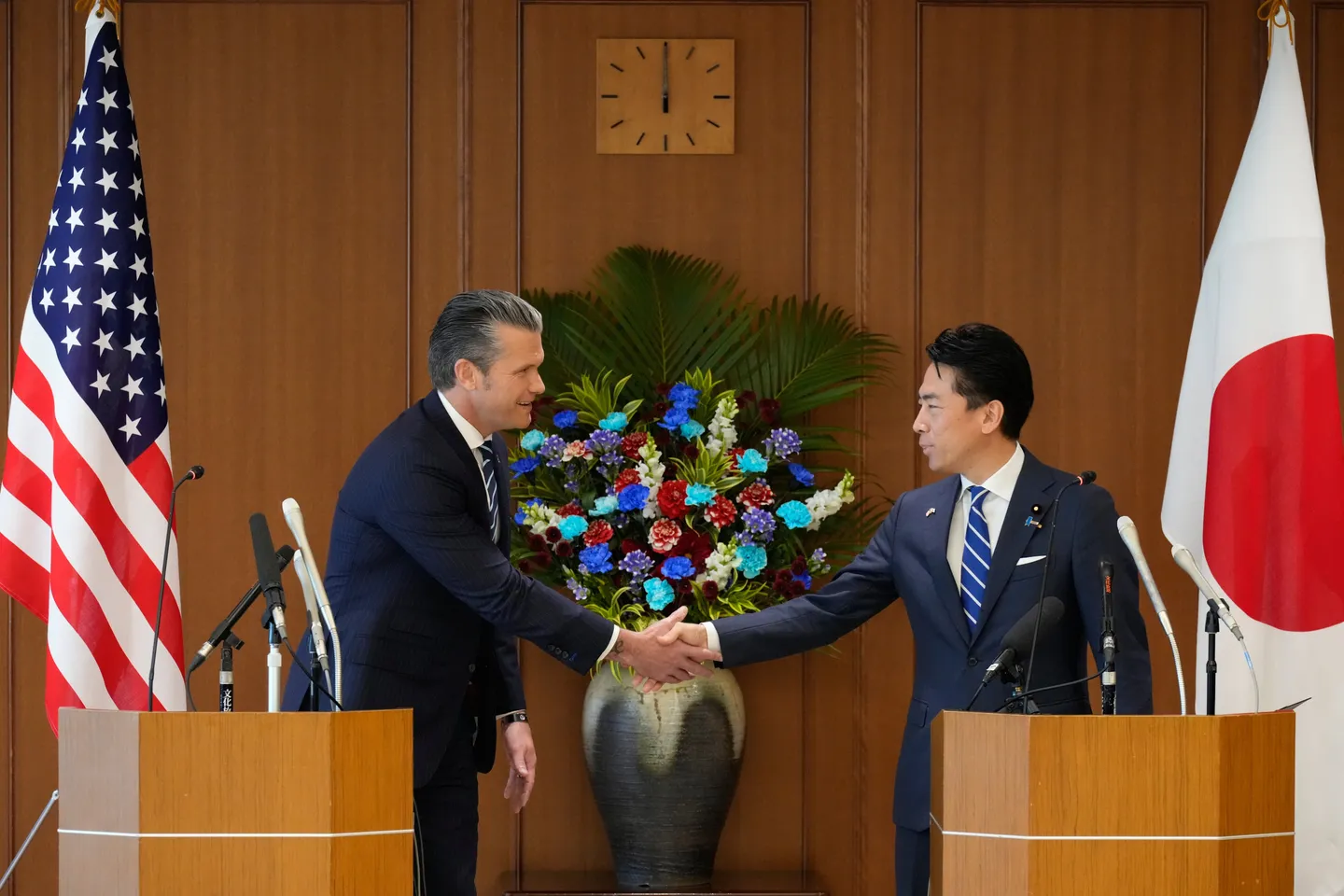 日本告知美国将致力于提高国防开支