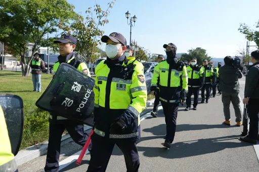 한국 경찰, 국내 지역 정상회담 중 부당한 대우에 항의 시위