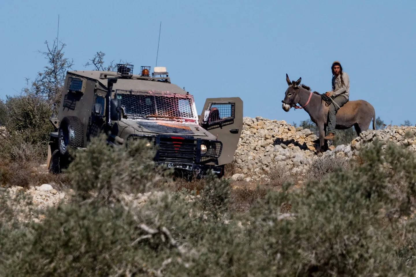 الاحتلال يقتل طفلاً فلسطينياً وسط الضفة ومستوطنون يهاجمون مزارعين قرب رام الله