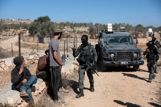 الاحتلال يصدق على بناء 1300 وحدة استيطانية جنوب القدس.. ومستوطنون يقطعون مئات أشجار الزيتون في الضفة