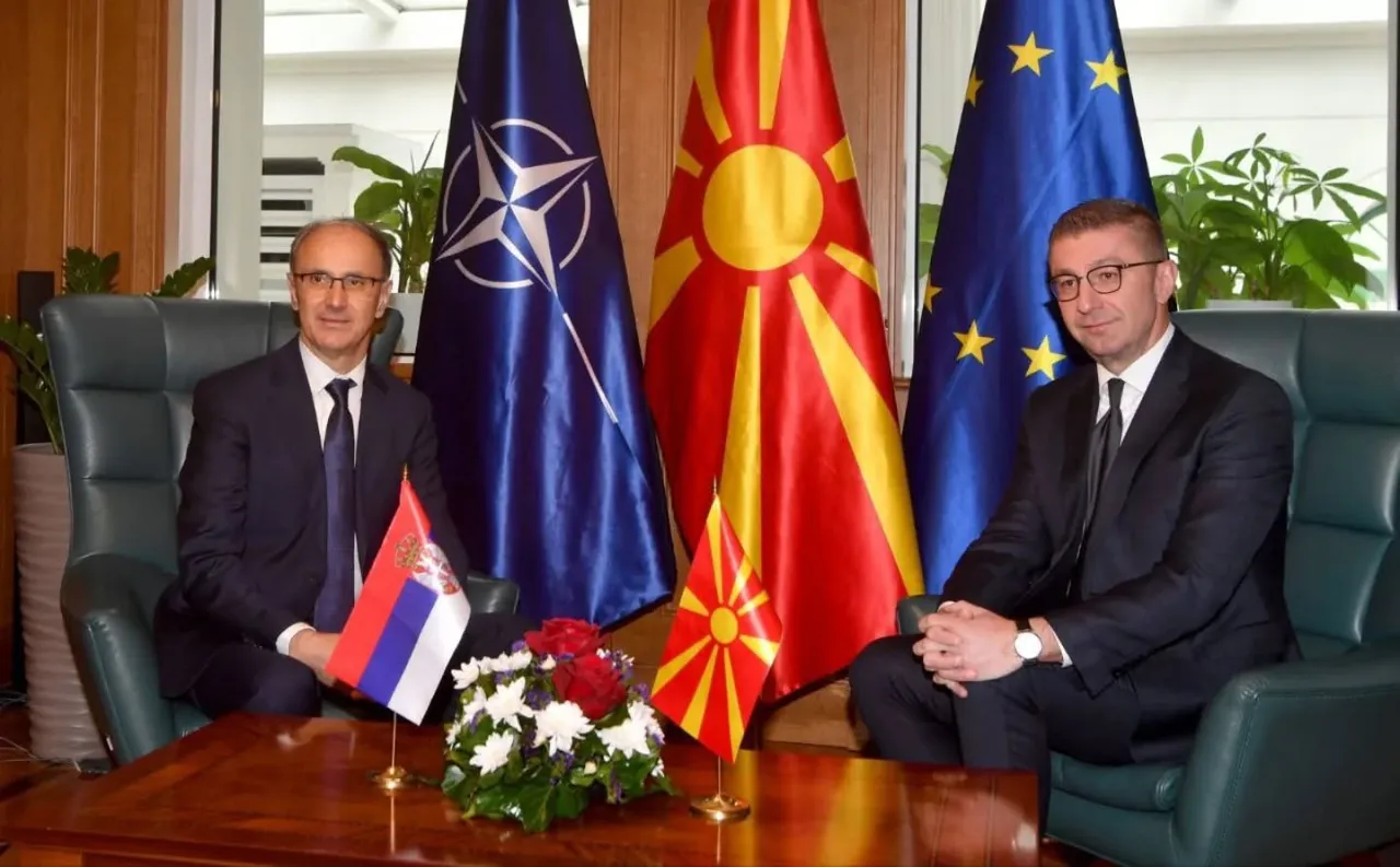 Kryeministri i Maqedonisë së Veriut Mickoski pret në takim homologun serb Macut