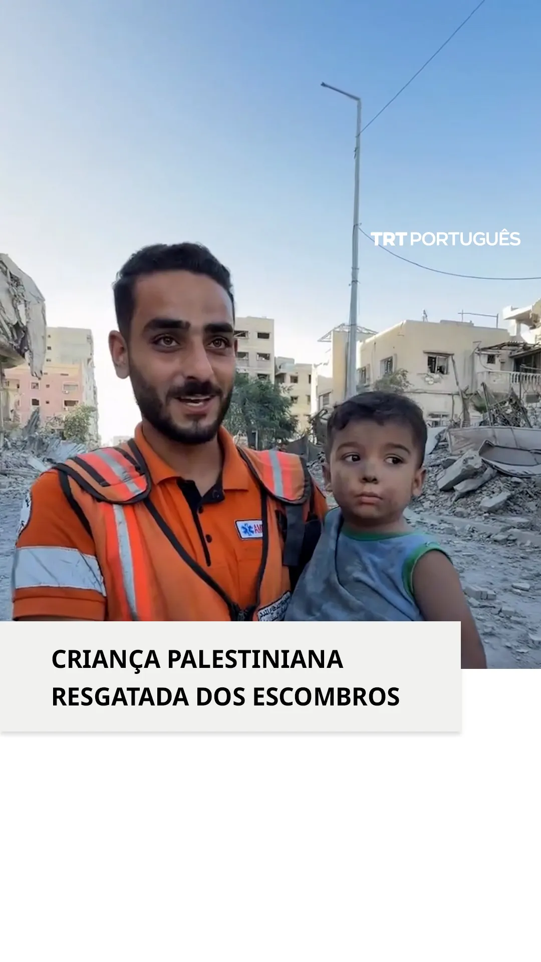 Criança palestiniana resgatada dos escombros