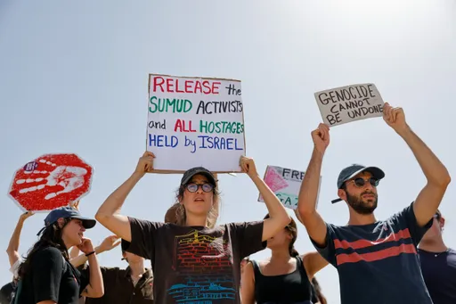 أعلنوا إضراباً عن الطعام.. إسرائيل تحتجز متضامني "أسطول الصمود" في أسوأ سجونها