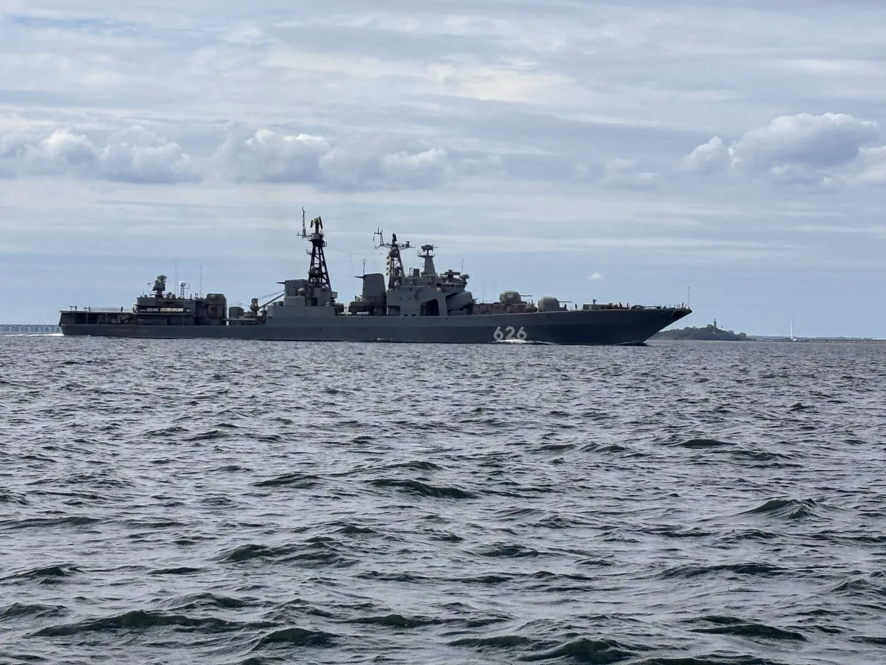 Russisch oorlogsschip gesignaleerd bij Duits eiland terwijl NAVO toeziet