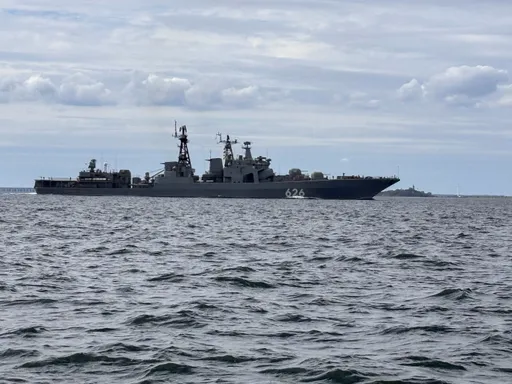 Russisch oorlogsschip gesignaleerd bij Duits eiland terwijl NAVO toeziet