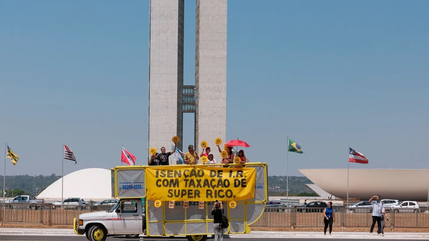 Legisladores brasileiros apoiam redução de impostos para a classe média