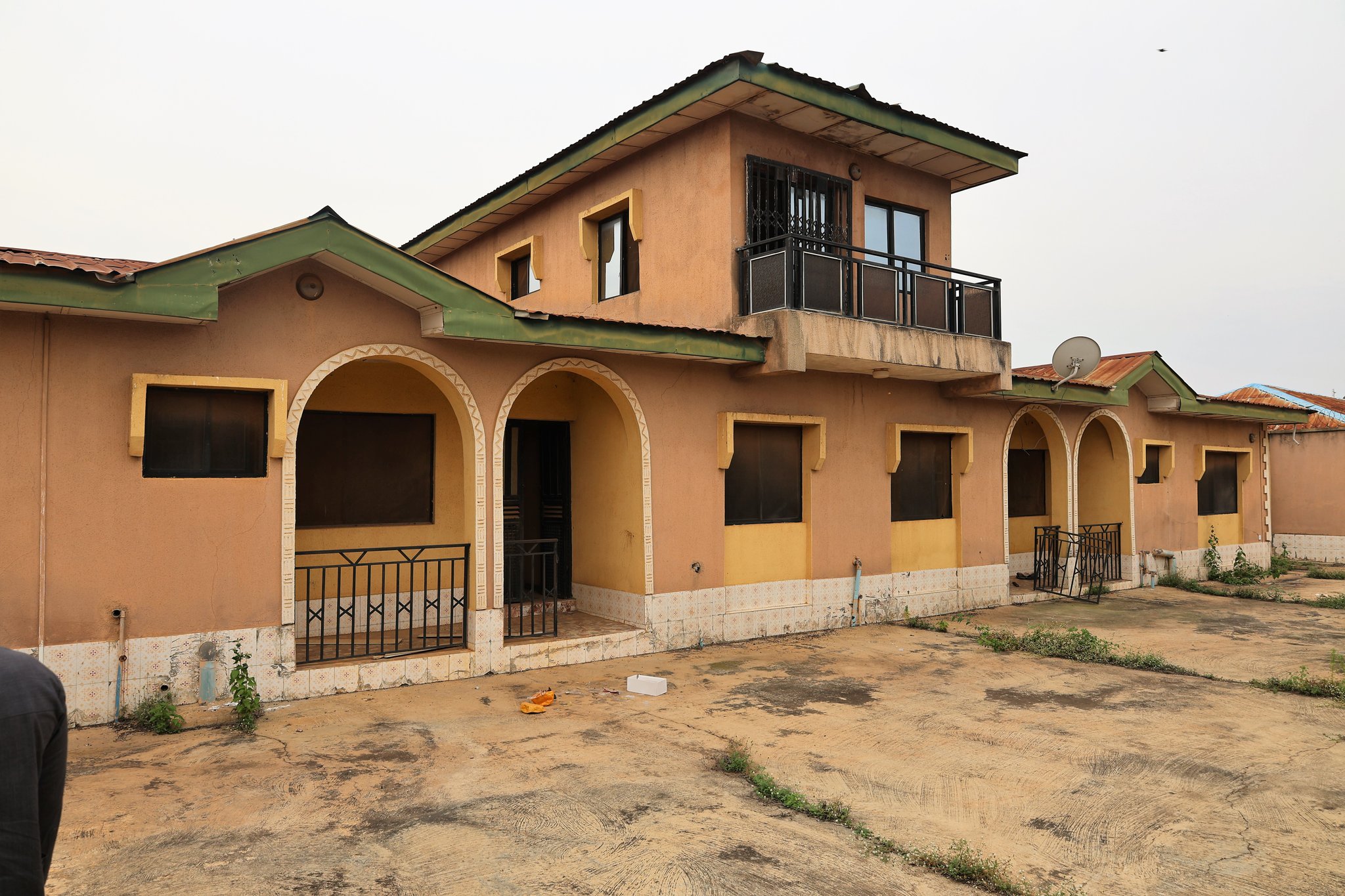 EFCC ta tilasta wa boka dawo da gidaje da motocin da ya damfari wani mutum a Nijeriya