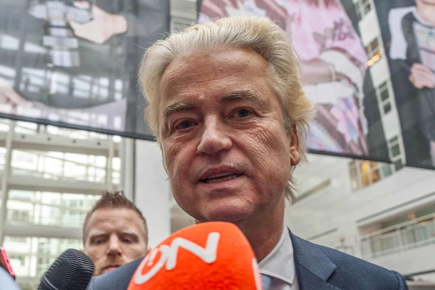 Wahl in Niederlanden: Rechtspopulist Wilders und Linksliberale gleichauf