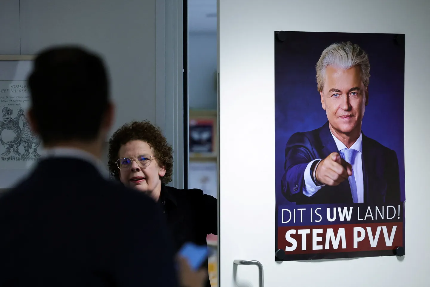 Extreemrechts en centristen gaan nek aan nek nu Nederlandse verkiezingsuitslag onzeker is