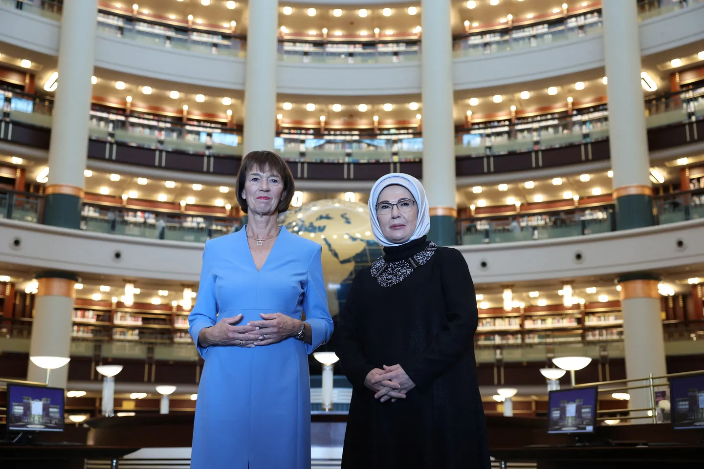 أمينة أردوغان تستقبل زوجة المستشار الألماني في مكتبة الأمة بالمجمّع الرئاسي في أنقرة