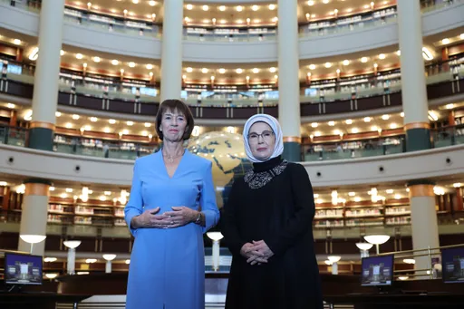 أمينة أردوغان تستقبل زوجة المستشار الألماني في مكتبة الأمة بالمجمّع الرئاسي في أنقرة