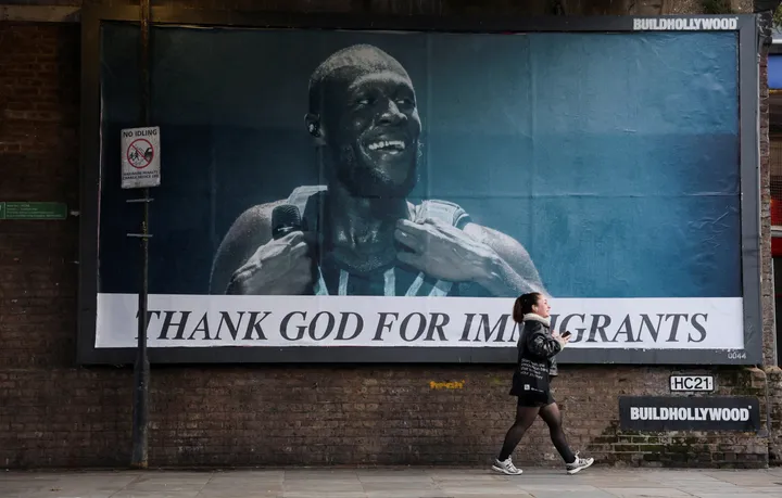 عقب التهديد بالعقوبات.. بريطانيا تعلن موافقة أنجولا وناميبيا على إعادة المهاجرين