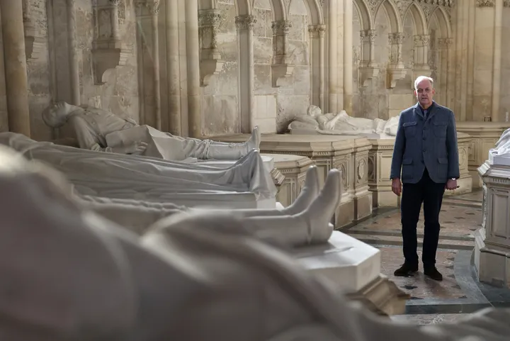 „Dați-ne înapoi bijuteriile noastre”: Contele de Paris trimite mesaj personal hoților de la Louvre