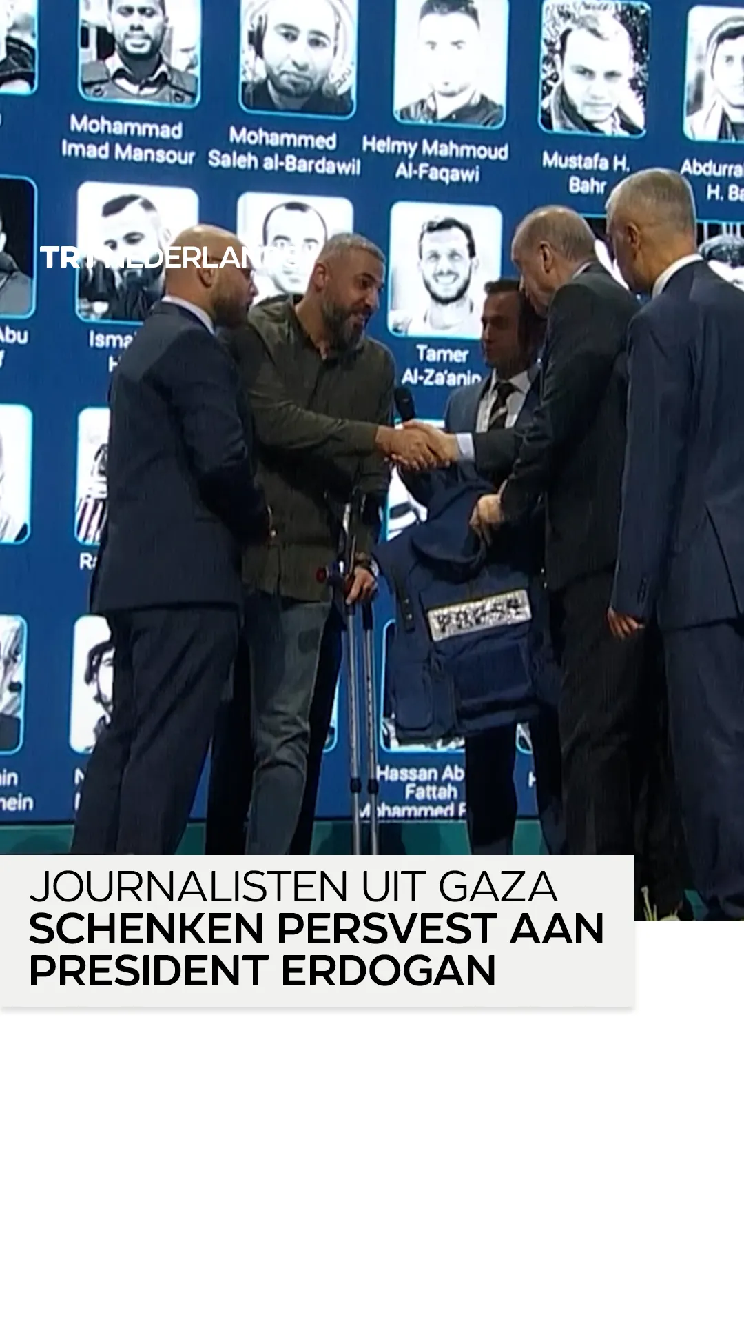 Journalisten uit Gaza schenken vest aan president Erdogan