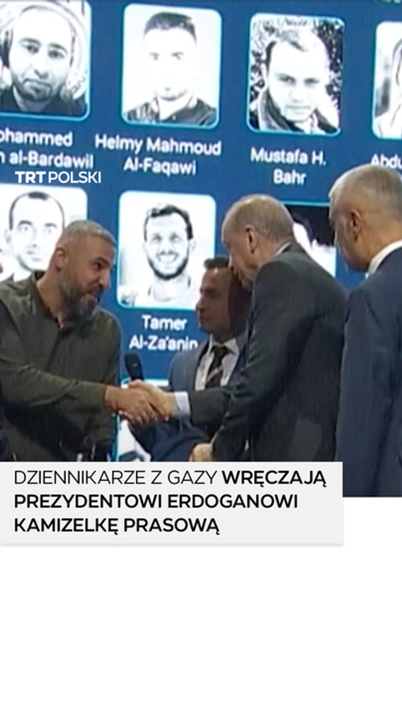 Dziennikarze z Gazy wręczają prezydentowi Erdoganowi kamizelkę prasową