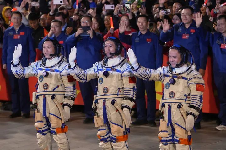 Тимот астронаути од кинеската вселенска станица се врати на Земјата