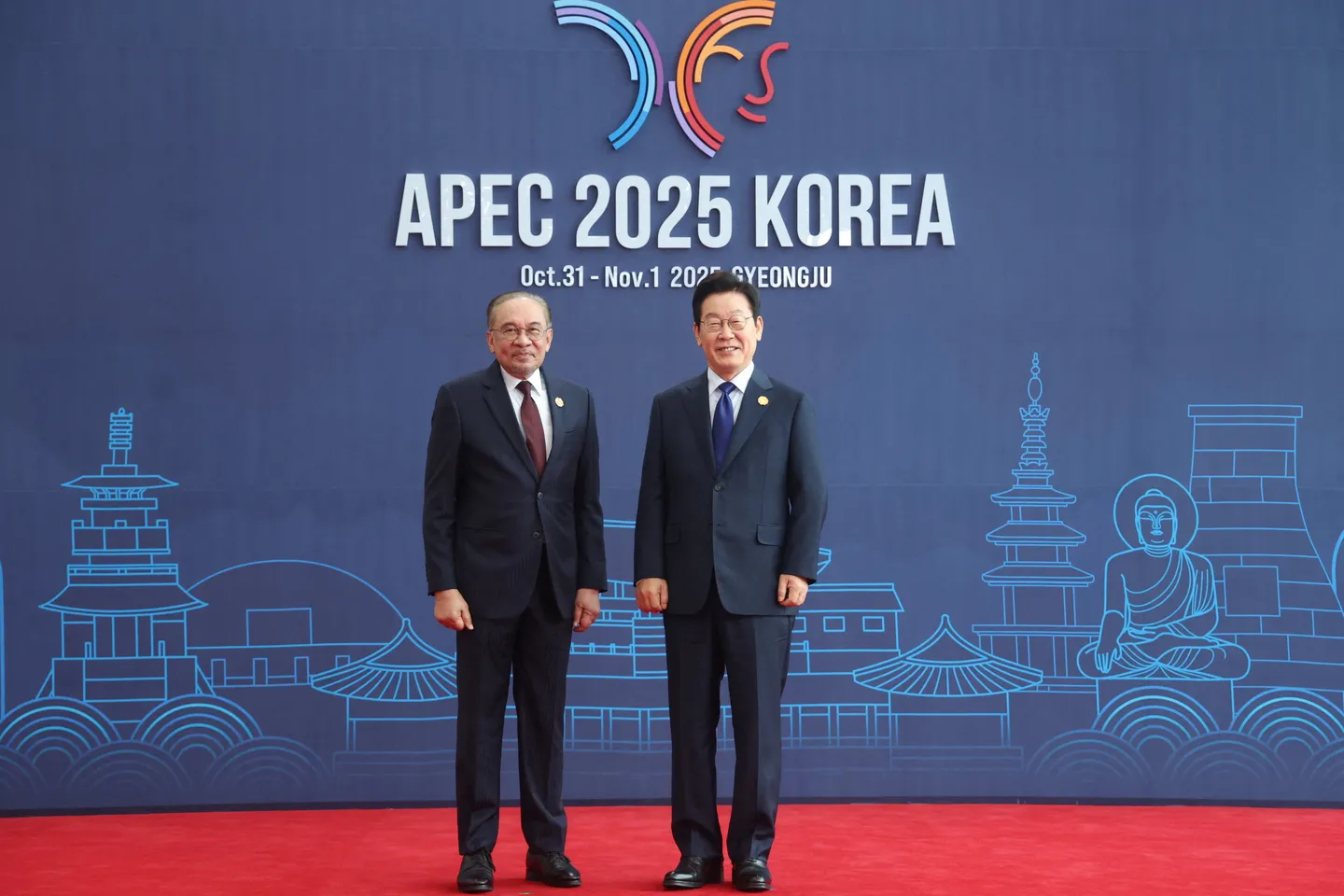 Pendekatan seimbang jadikan Malaysia jambatan antara blok ekonomi — Anwar