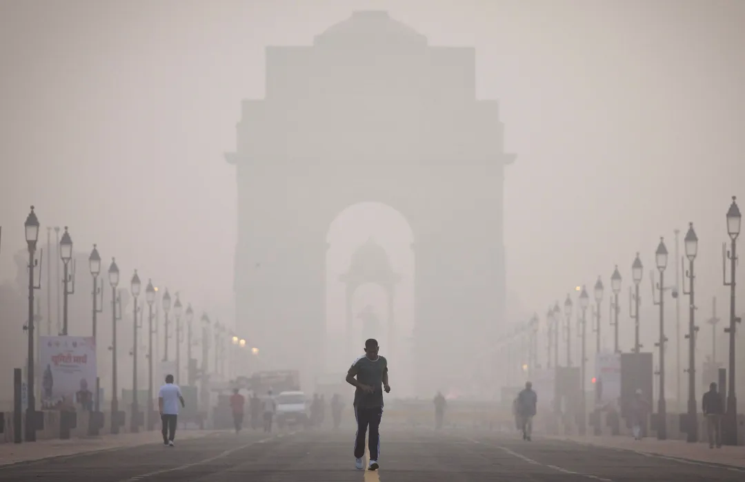 दिल्ली में वायु प्रदूषण स्तर और खराब हुए, कमजोर हवाओं के कारण गहरा कोहरा बिछा रहा