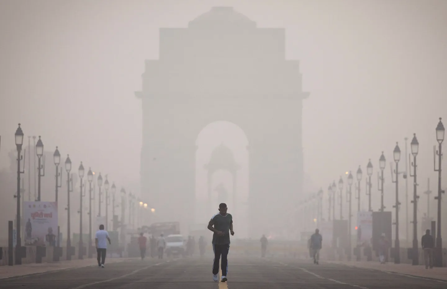 दिल्ली में वायु प्रदूषण स्तर और खराब हुए, कमजोर हवाओं के कारण गहरा कोहरा बिछा रहा