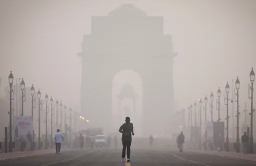 दिल्ली में वायु प्रदूषण स्तर और खराब हुए, कमजोर हवाओं के कारण गहरा कोहरा बिछा रहा